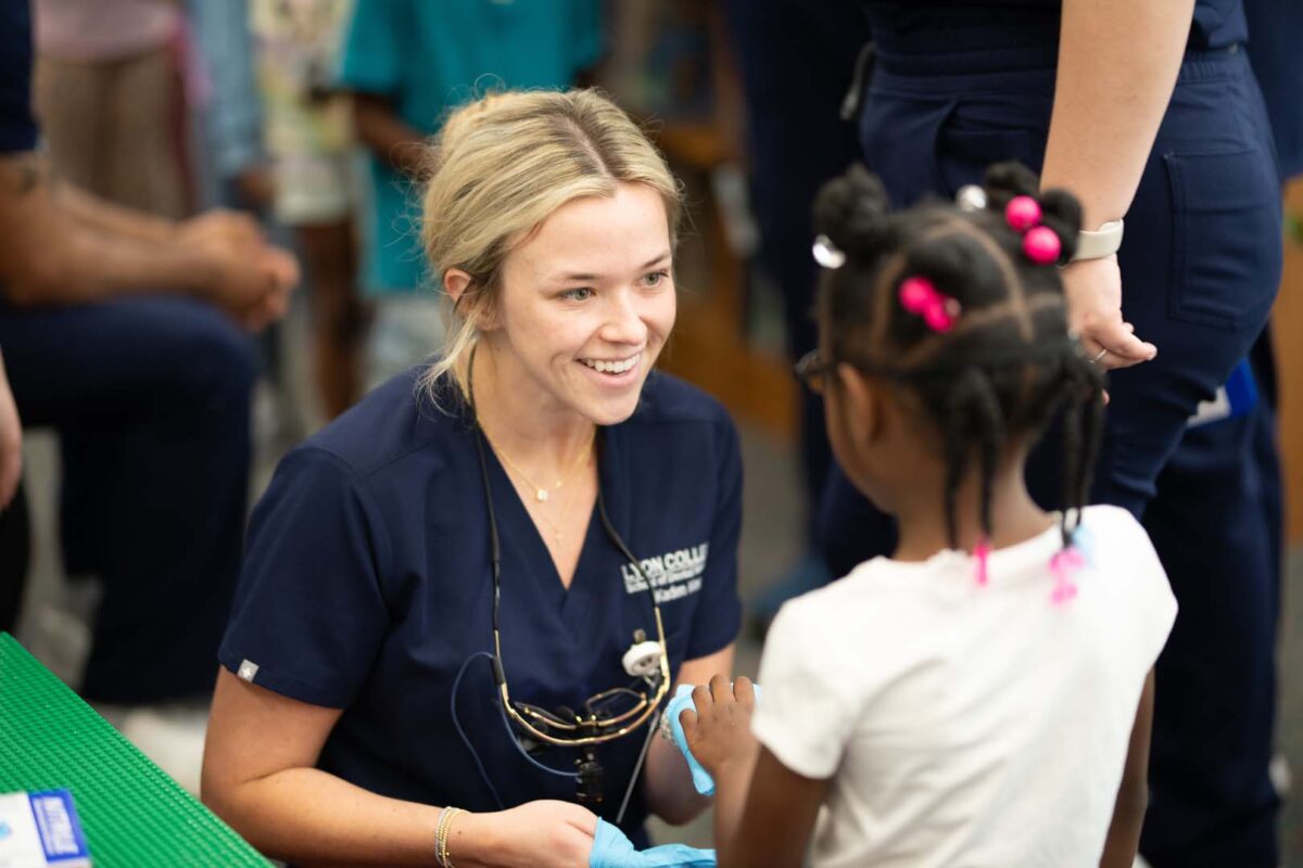 Lyon college Dental Students helping kids